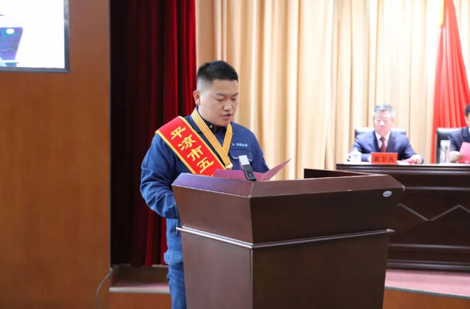 喜報！市產(chǎn)投集團員工楊李榮獲2022年平?jīng)鍪形逡粍趧营務?圖2)